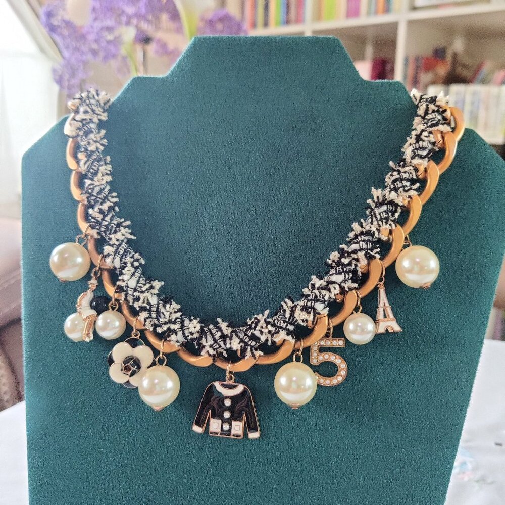 Gorgeous Matte Goldtone Tweed Pearls Camellia No.5 Charms Runway Necklace *GIFT*